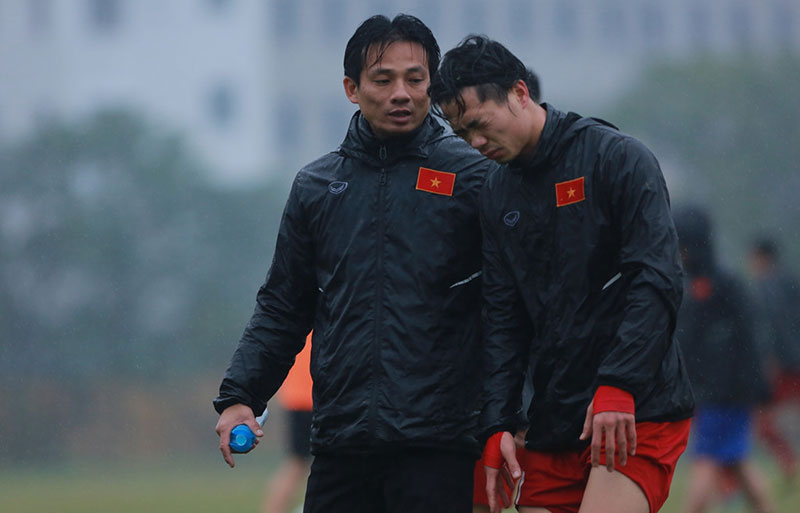 Công Phượng gập cổ chân, nằm đau đớn trên sân tập